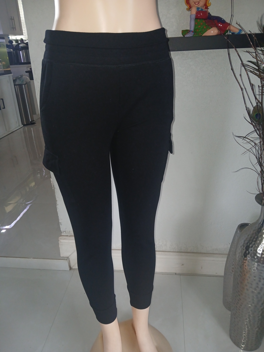 Old Navy Black Cropped Cargo Leggings